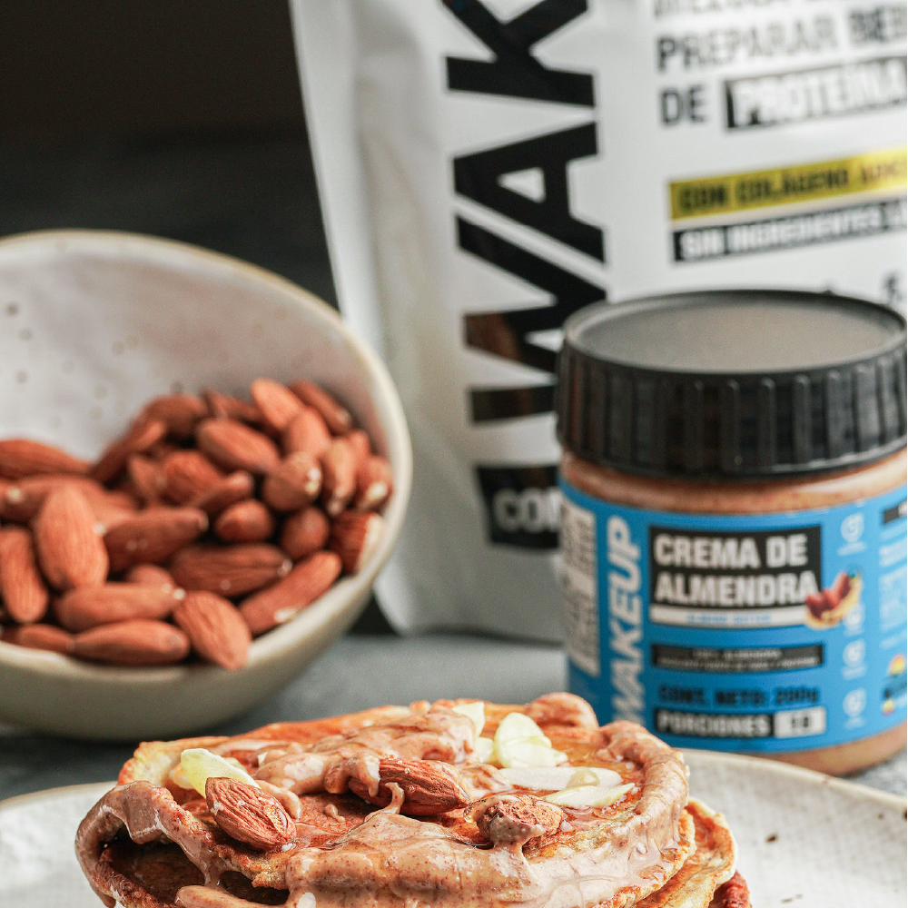 Crema de almendras WAKEUP acompañada de waffles y frutos secos