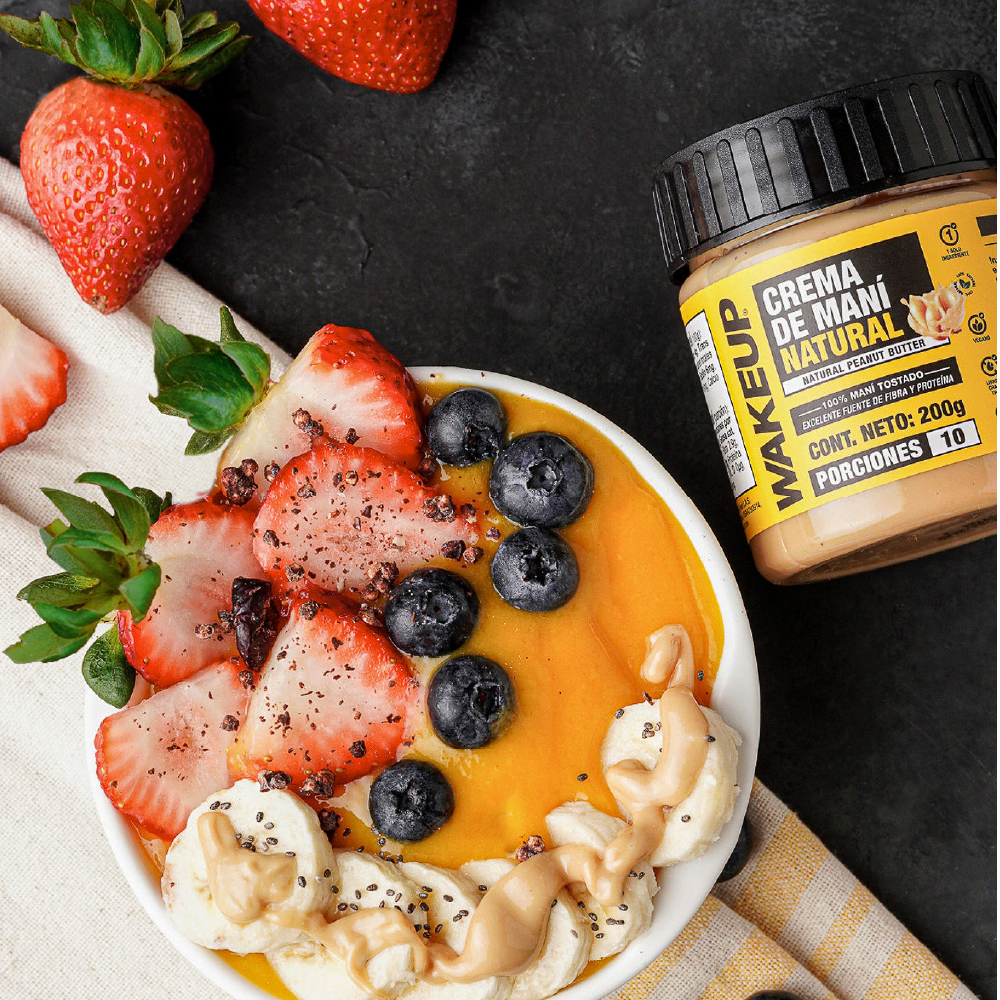 Crema WAKEUP 200g servida sobre tostadas con frutas, desayuno saludable natural