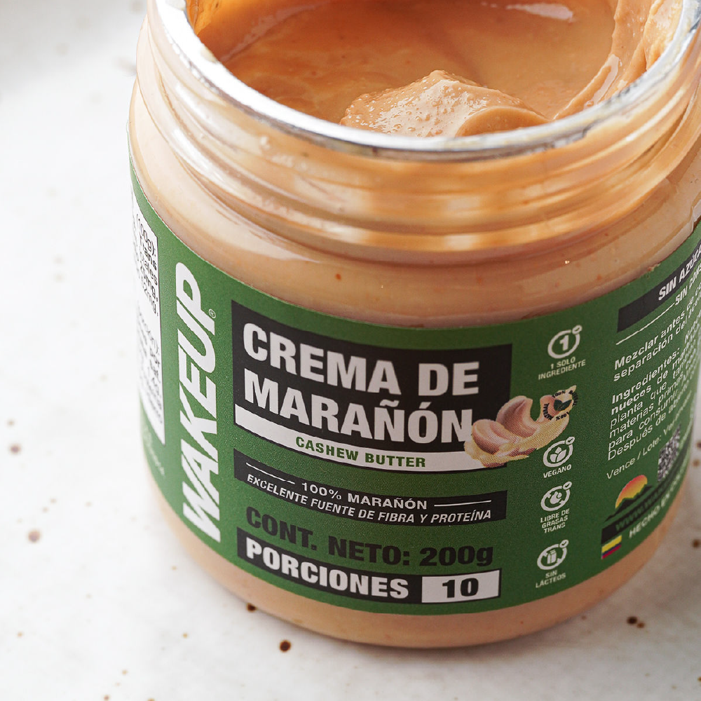 Textura cremosa de la crema de marañón WAKEUP vista de cerca en tarro abierto