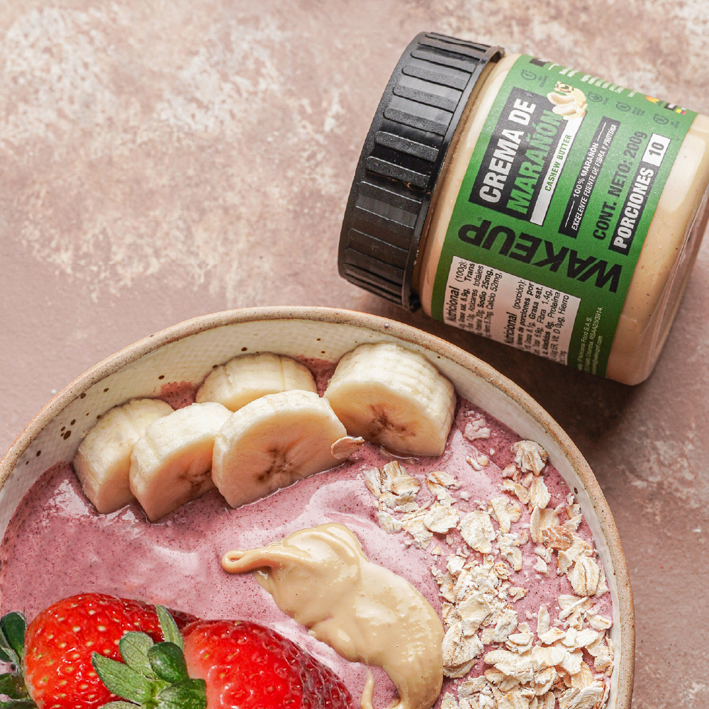 Crema WAKEUP de marañón servida con frutas y pancakes en desayuno saludable