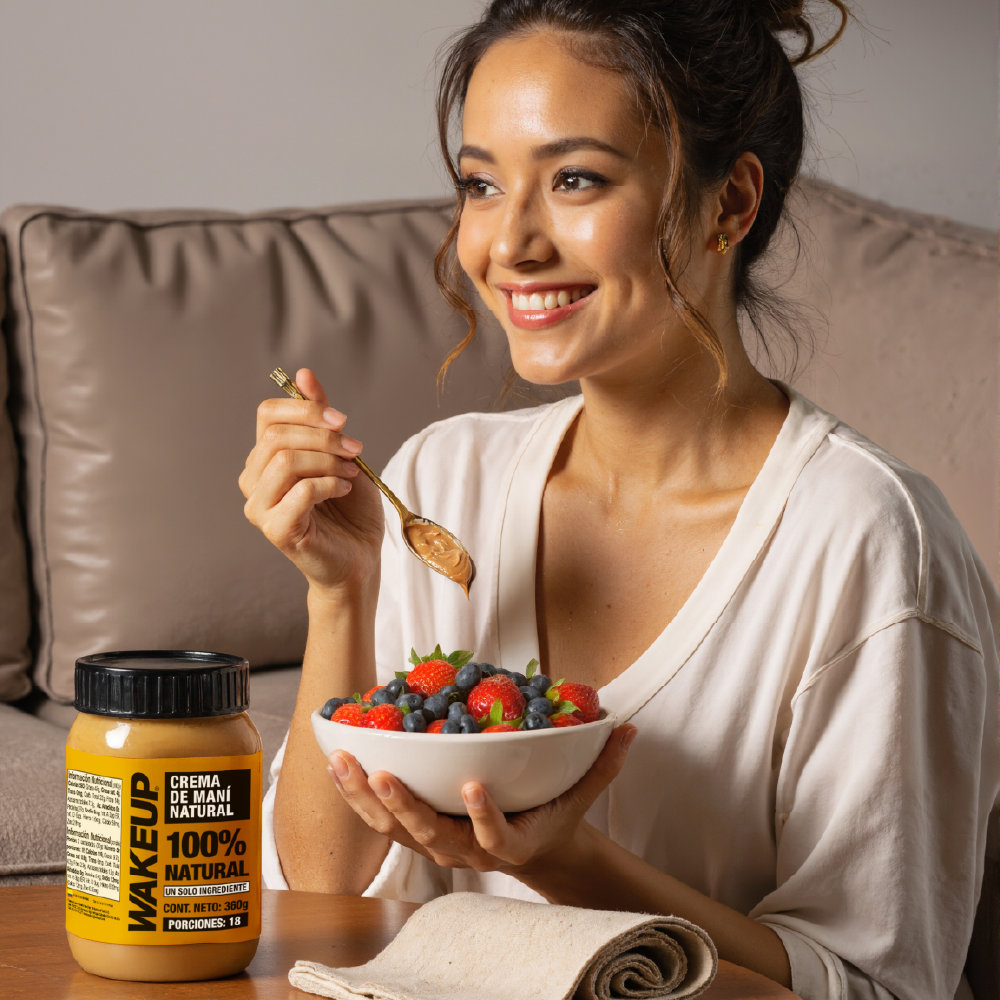 Mujer disfrutando crema WAKEUP natural 360g con frutas en desayuno saludable