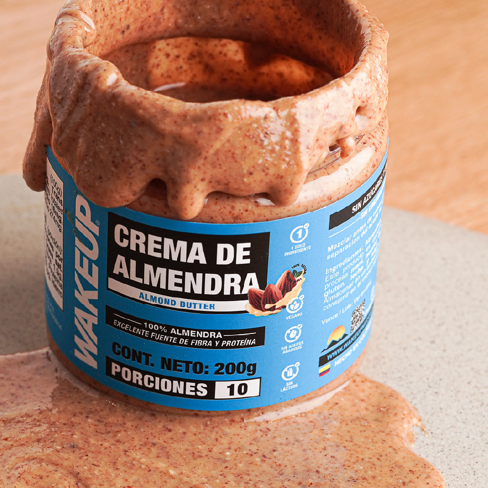 Textura cremosa de la crema WAKEUP almendras servida en mesa