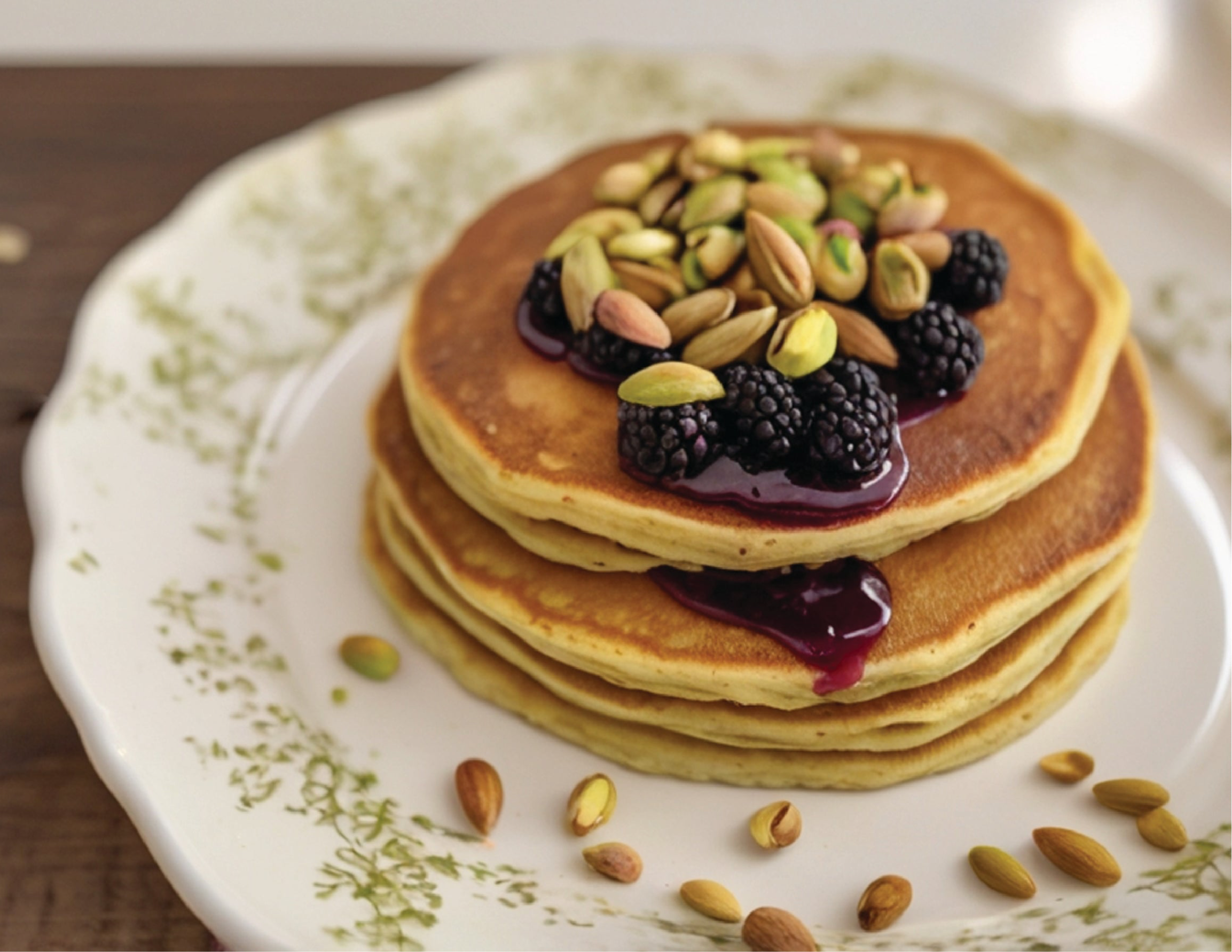 Plato de pancakes con toppings saludables, mezcla WAKEUP servida para el desayuno