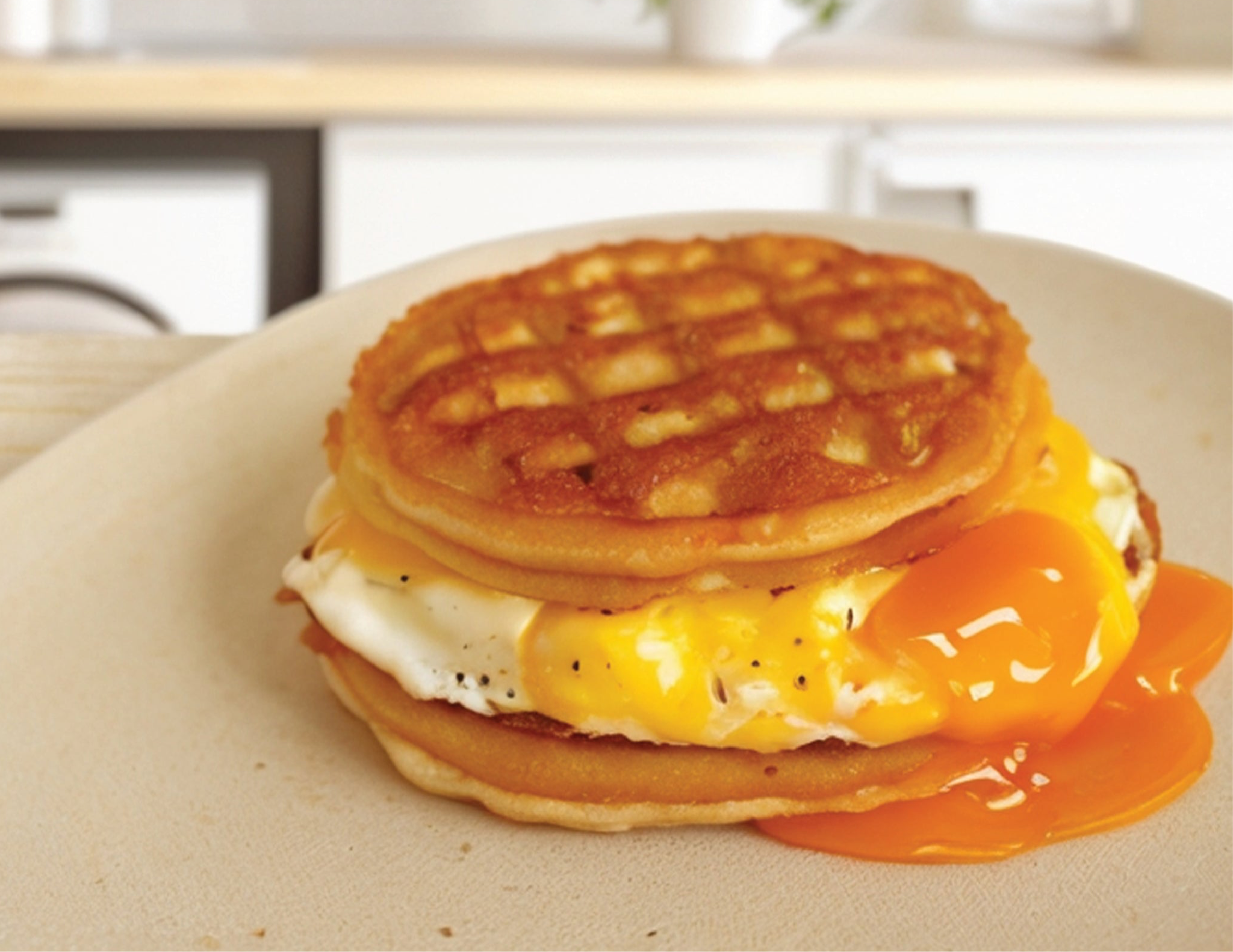 Pancakes esponjosos hechos con mezcla WAKEUP y topping de mantequilla y miel