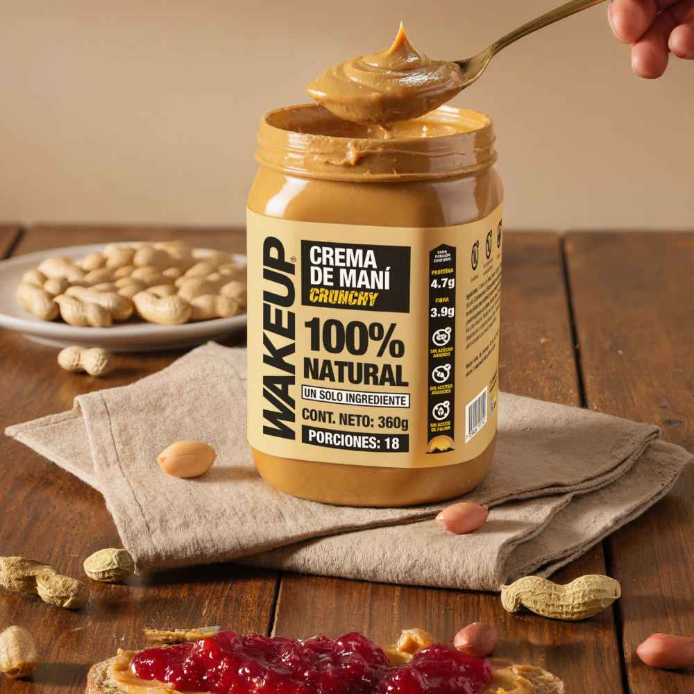 Crema de maní crunchy WAKEUP sobre tostada, textura crujiente en primer plano